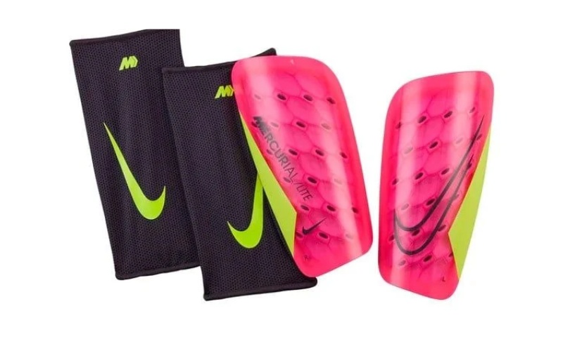 Nike Mercurial Lite Guard với chất liệu hỗn hợp nhựa và cao su