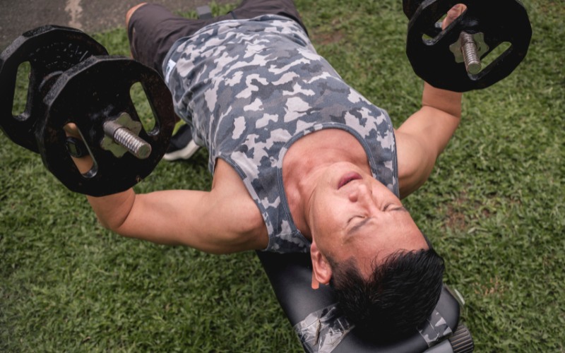 Bài tập Dumbbell Flye bài tập ép ngực với tạ đơn