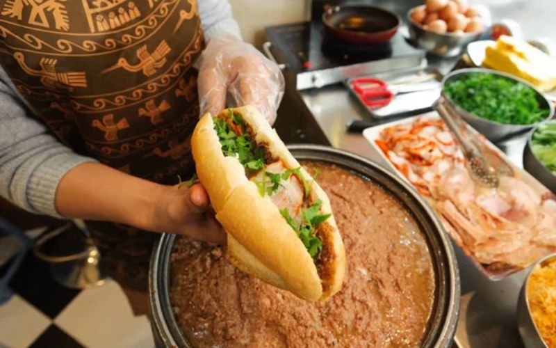 Công thức làm bánh mì pate trứng thơm ngon tại nhà