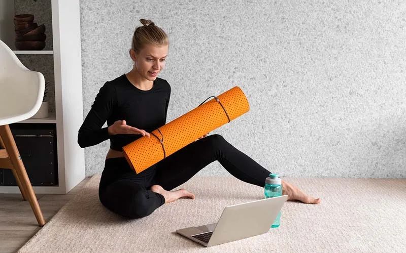 Cách nhận biết mặt trên và mặt dưới của thảm Yoga
