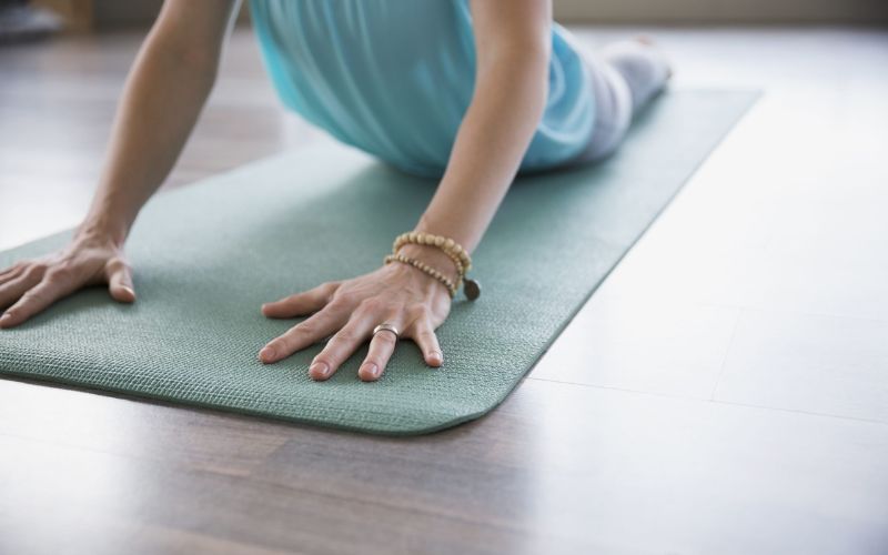 Tại sao độ dày của thảm yoga lại quan trọng