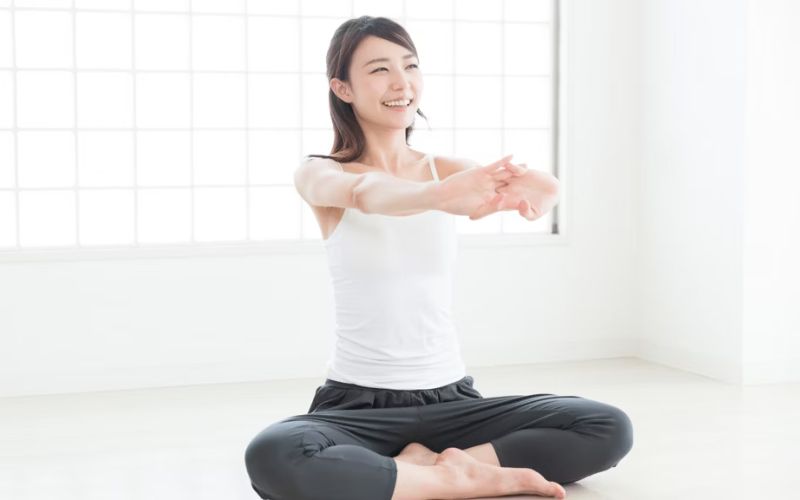 Động tác yoga giãn cơ tay