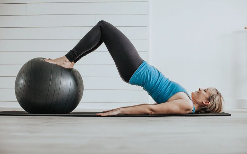 Lợi ích của việc luyện tập Yoga với bóng