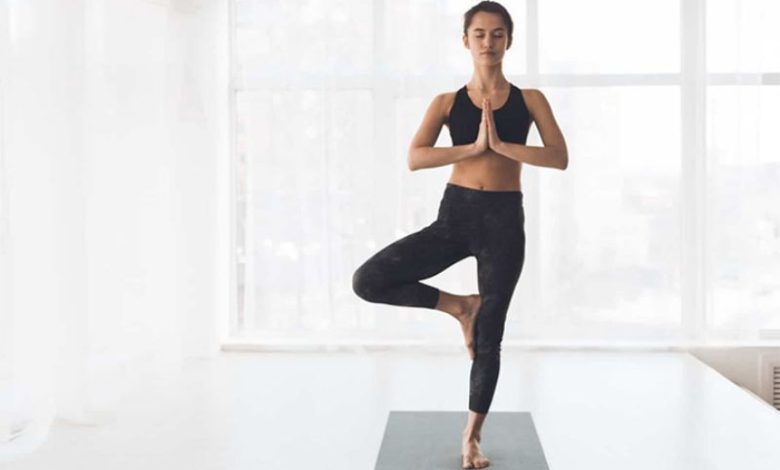 tư thế cái cây trong yoga