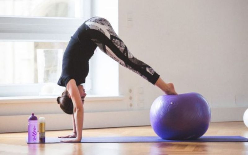 Tư thế chó úp mặt cùng bóng Yoga