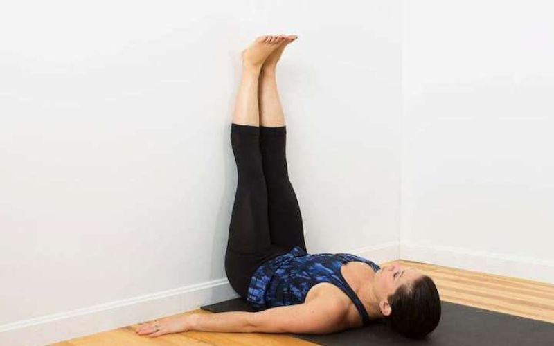 Tư thế đặt chân lên tường - Bài tập Yoga Chữa Rối Loạn Lo Âu