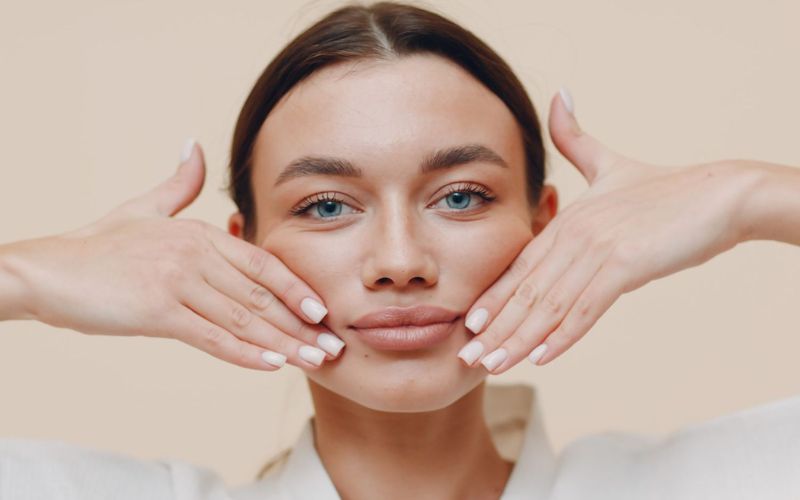 Massage từ mép môi hướng lên gò má