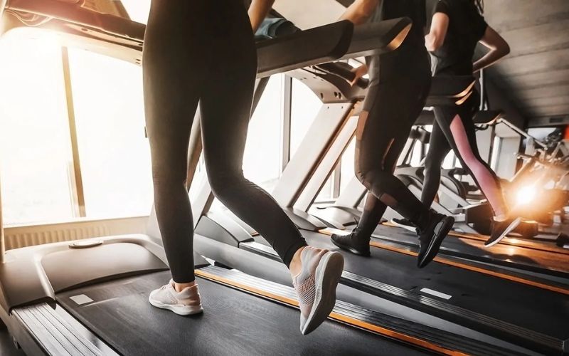 Nên chạy bộ buổi tối ngoài trời hay trong phòng gym
