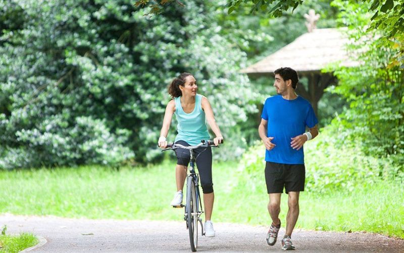 So sánh hiệu quả giữa chạy bộ và đạp xe