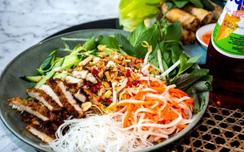 Ăn bún thịt nướng có khiến tăng cân hay không?