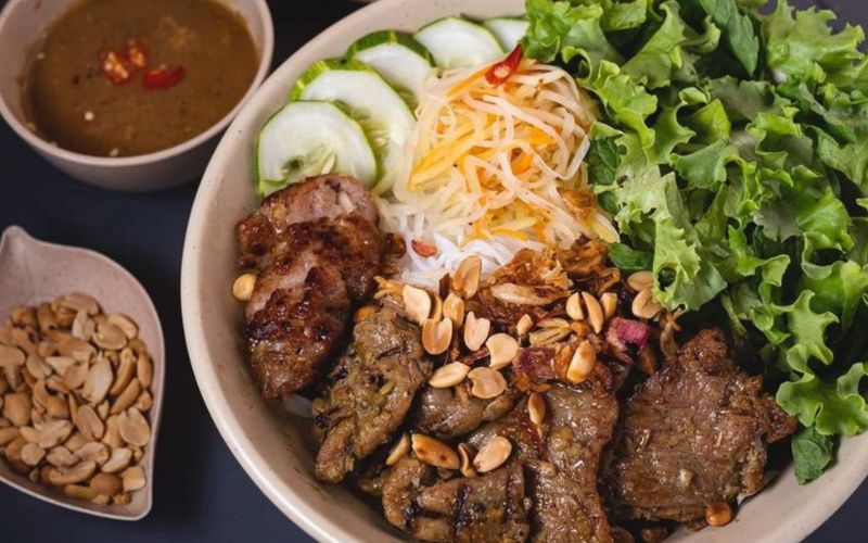 Bí quyết ăn bún thịt nướng mà không lo béo
