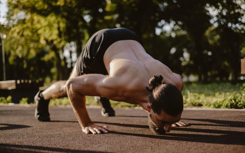 Dive Bomber Push Up - Cách Tập Vai Tại Nhà Không Cần Dụng Cụ