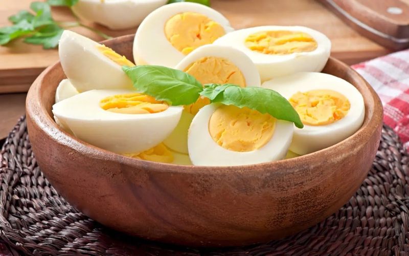 Nên ăn trứng gà luộc vào thời điểm nào?