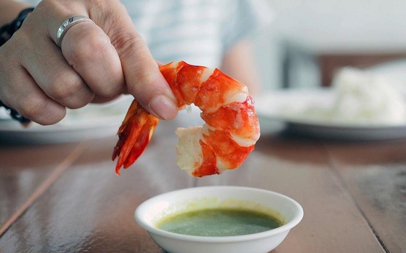 Ai không nên ăn nhiều tôm?