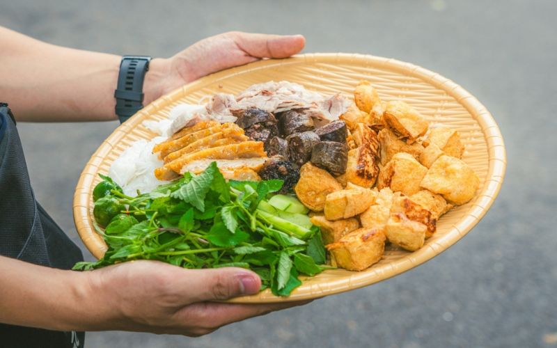 Ai là người không nên ăn bún đậu mắm tôm?