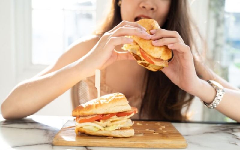 Ăn bánh mì thịt có béo không?