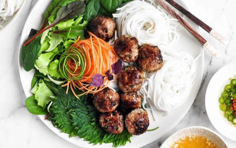 Ăn bún chả có béo không?