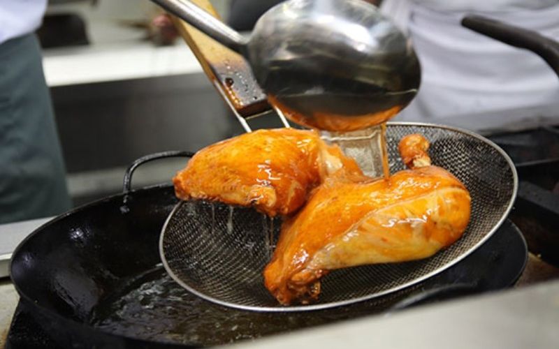 Ăn cơm gà xối mỡ có khiến bạn tăng cân không?