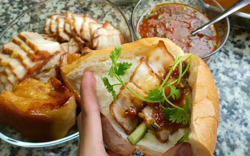 Cách ăn bánh mì thịt không lo tăng cân