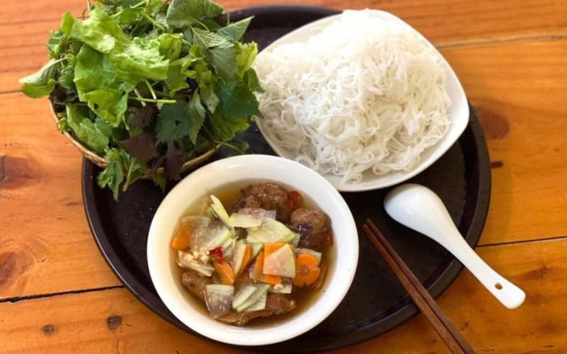 Cách ăn bún chả để không lo tăng cân