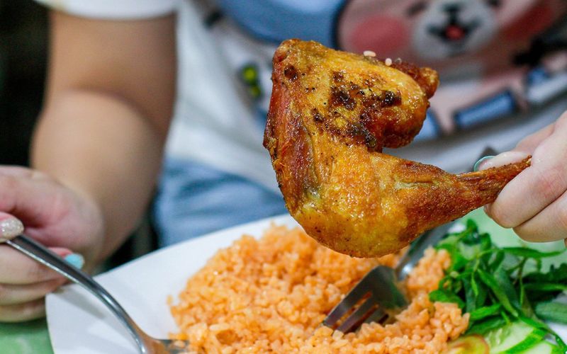 Cách ăn cơm gà xối mỡ mà vẫn giữ dáng hiệu quả