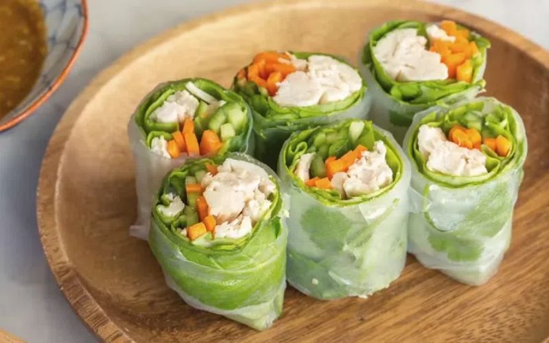 Cách ăn gỏi cuốn khoa học để không lo tăng cân