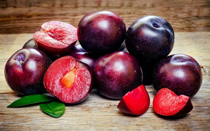 Lưu ý khi ăn mận để đảm bảo an toàn và khoa học