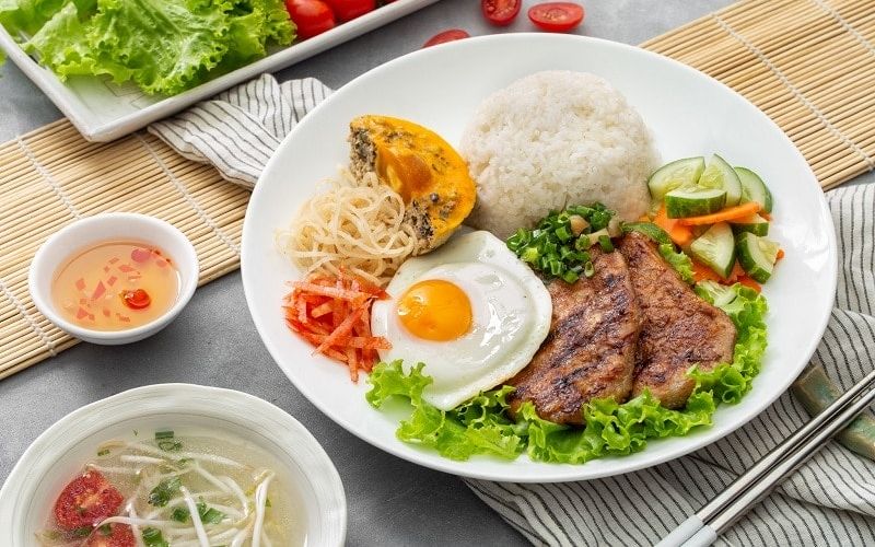 Mẹo ăn cơm tấm để kiểm soát cân nặng