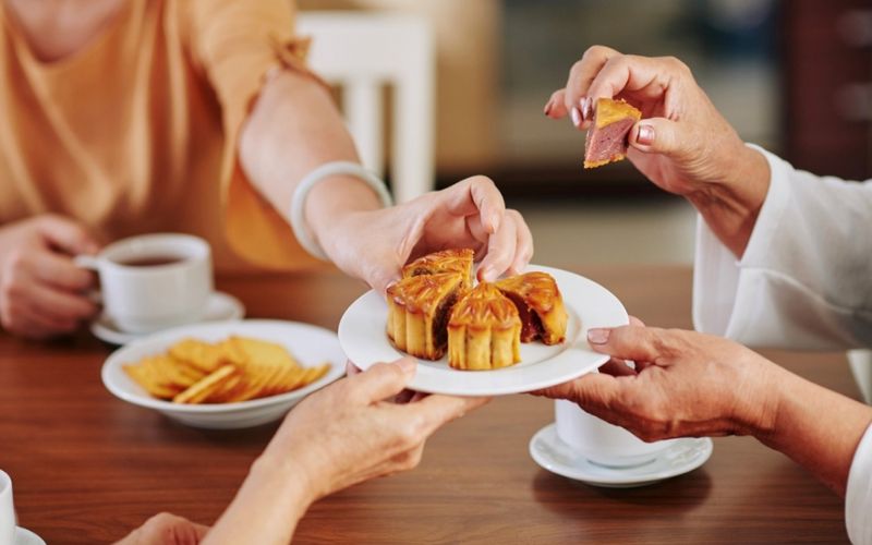 Những ai nên hạn chế ăn bánh trung thu?