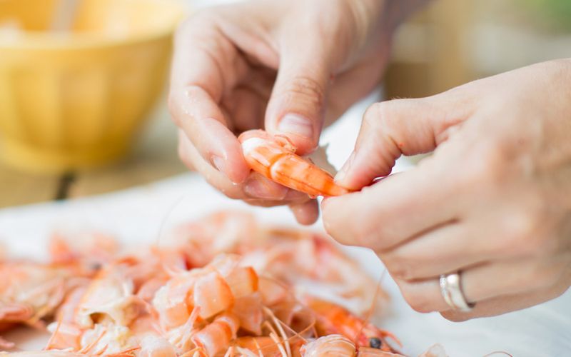 Những điều cần biết khi ăn tôm đúng cách
