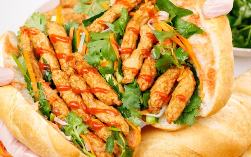 Cách ăn bánh mì chả cá không lo béo