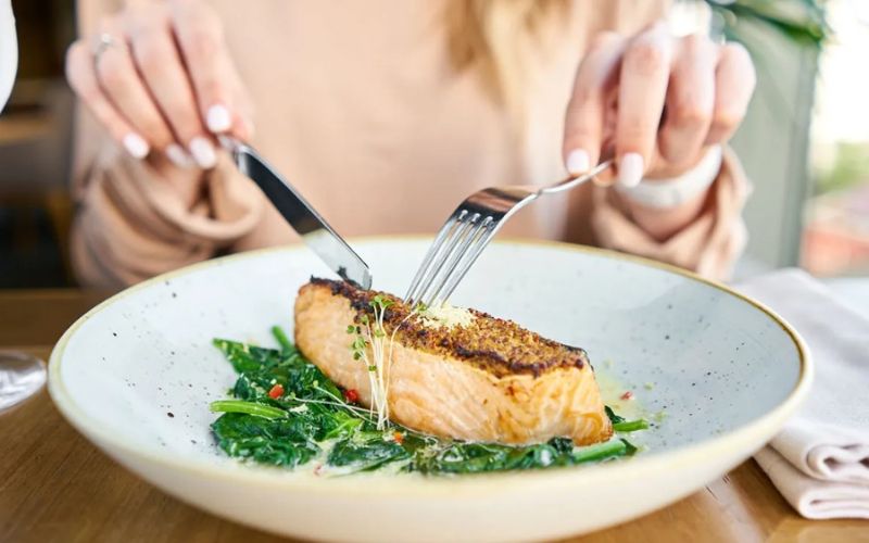 Cách ăn cá chiên không lo tăng cân