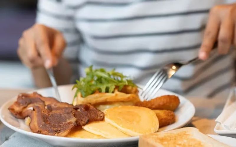 Cách ăn thịt xông khói không lo tăng cân