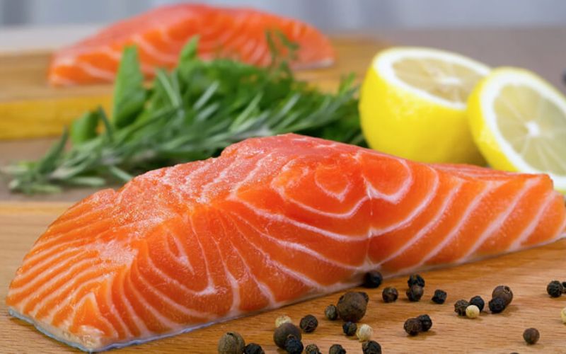 Tại sao cần quan tâm đến lượng calo trong cá hồi?