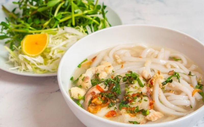 bánh canh ăn với rau