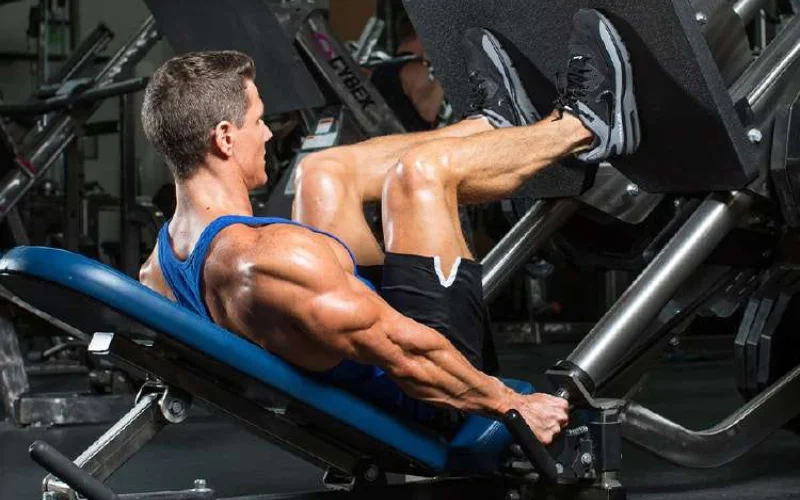 tập đùi với máy đạp chân